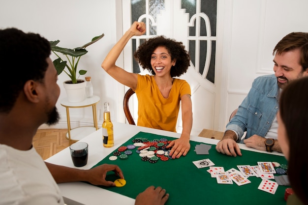 Foto amigos jogando pôquer juntos