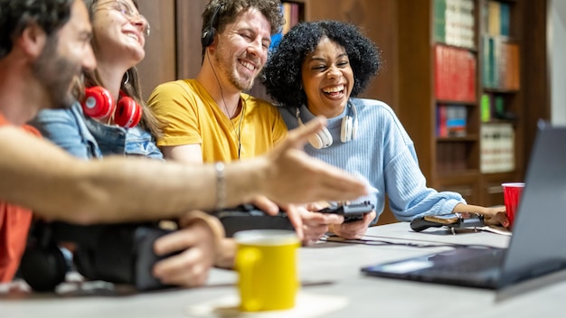 Amigos jogando videogame on-line em casa, quatro pessoas se divertindo e jogando