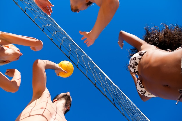 Amigos jogando vôlei de praia