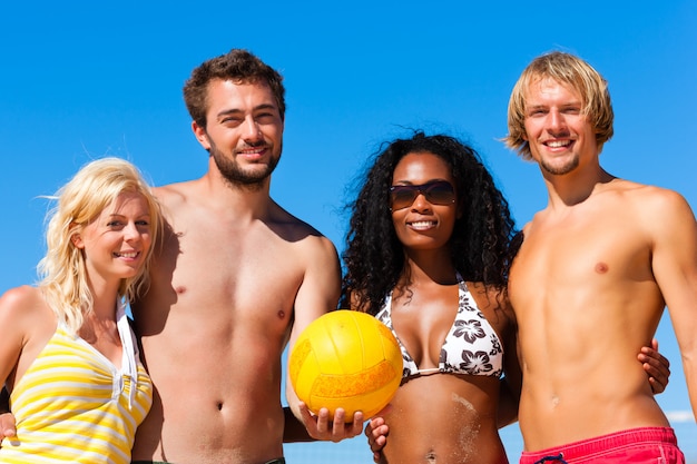 Amigos jogando vôlei de praia