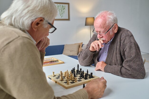 Amigos jogando xadrez em casa