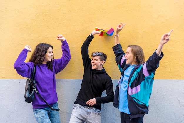 Amigos jóvenes y diversos hablando al aire libre en la calle