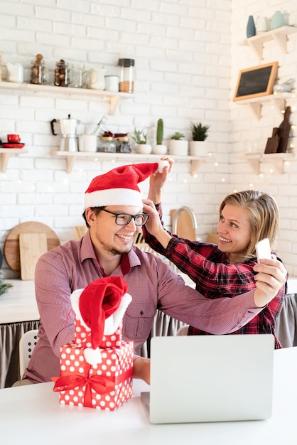 Amigos jóvenes felices con gorro de Papá Noel