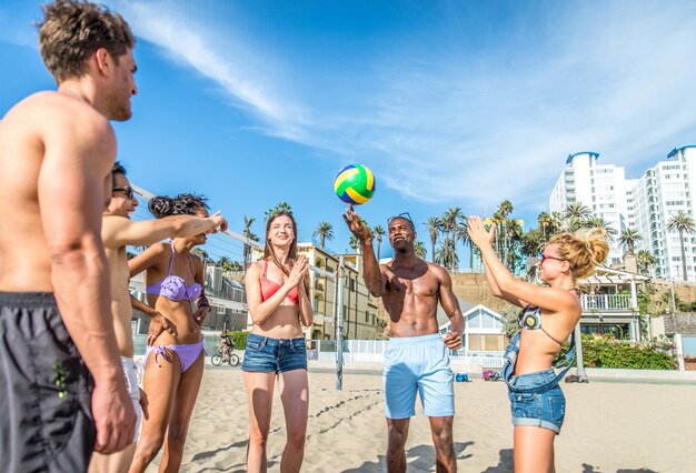 Amigos juegan voley playa