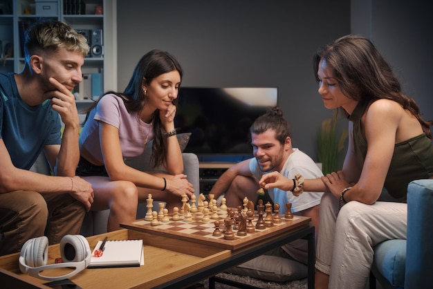 Amigos jugando al ajedrez en casa
