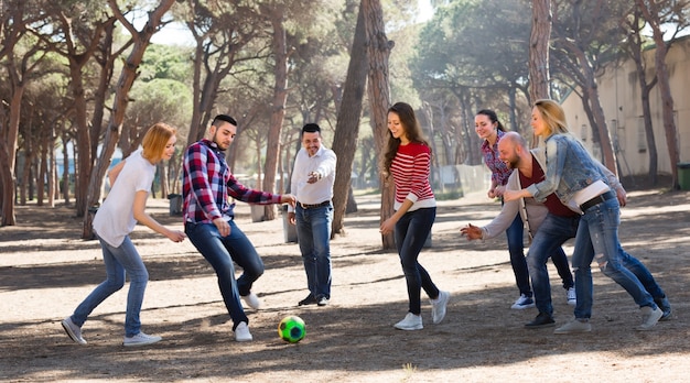 Foto amigos jugando al fútbol