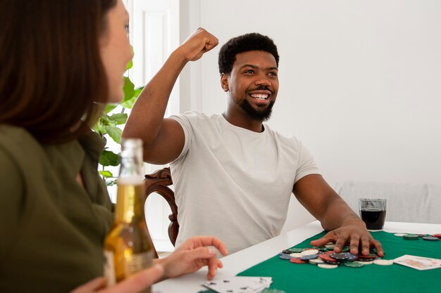 Amigos jugando al póquer juntos