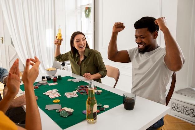 Foto amigos jugando al póquer juntos