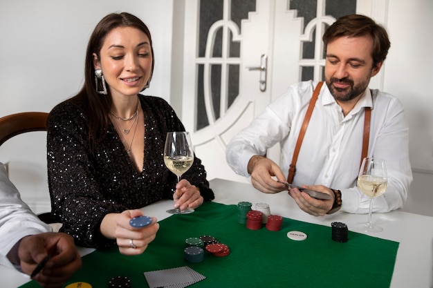 Amigos jugando al póquer juntos