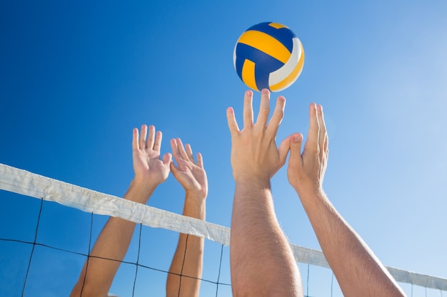 Foto amigos jugando al voleibol