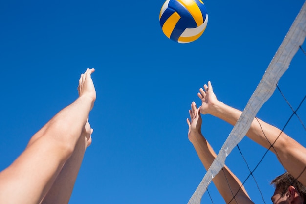 Amigos jugando al voleibol