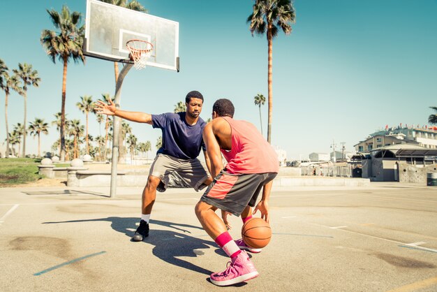 Amigos jugando baloncesto