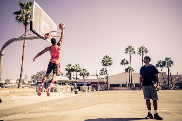 Amigos jugando baloncesto