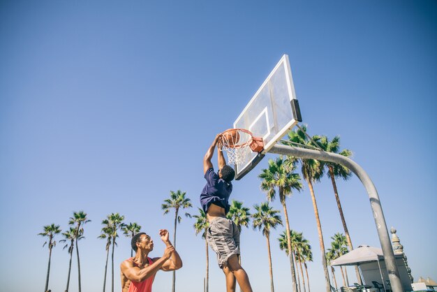 Amigos jugando baloncesto