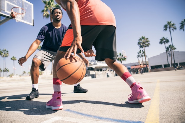 Amigos jugando baloncesto