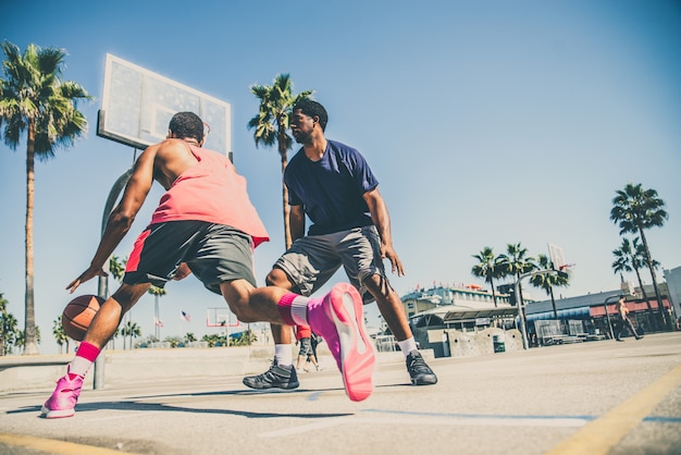 Amigos jugando baloncesto