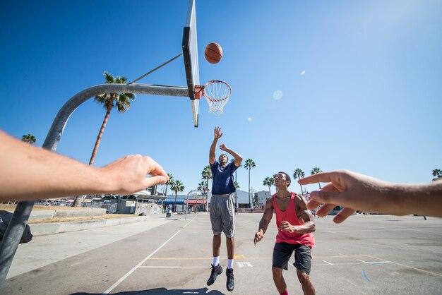 Amigos jugando baloncesto