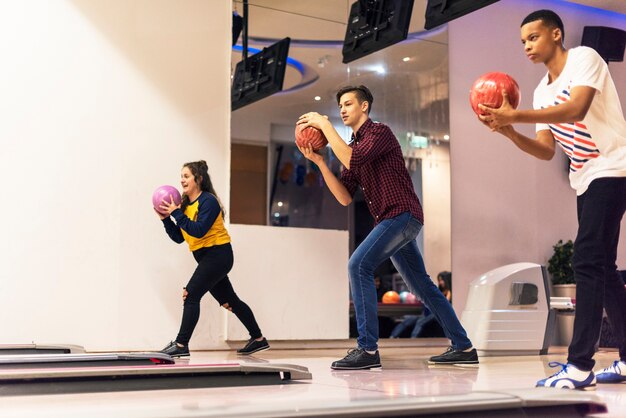 Amigos jugando bolos juntos