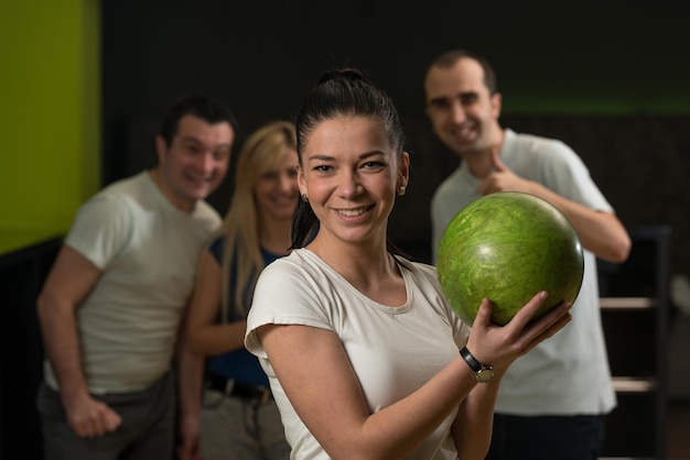 Amigos jugando bolos juntos