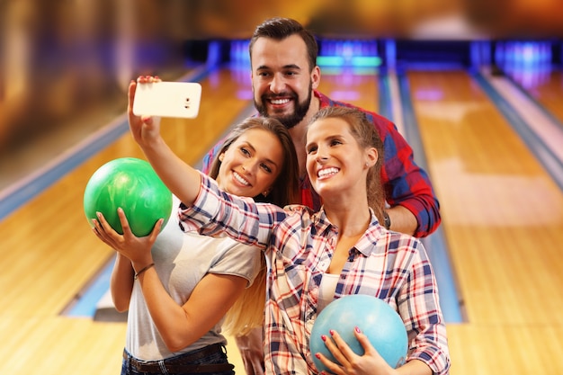 amigos jugando bolos