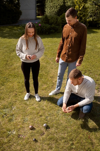 Amigos jugando deporte alto ángulo