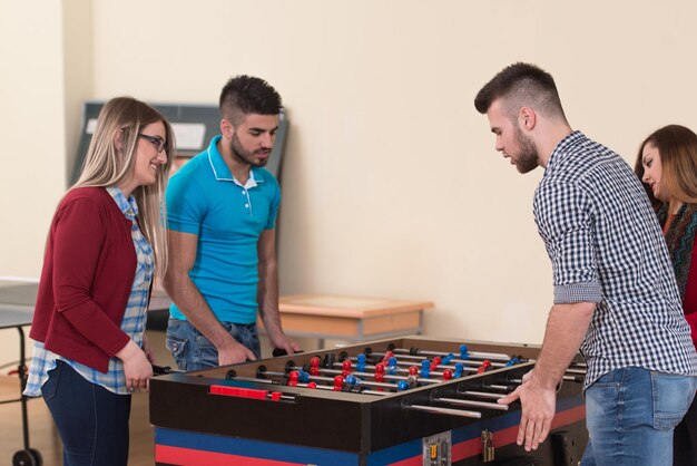 Amigos Jugando Fútbol Futbolín