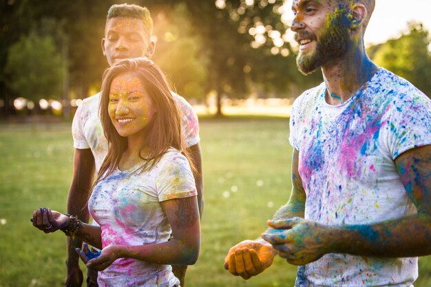 Amigos jugando con holi en polvo