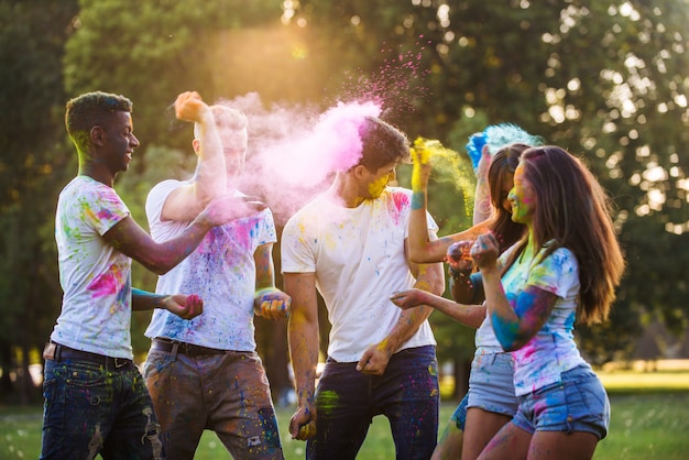 Amigos jugando con holi en polvo