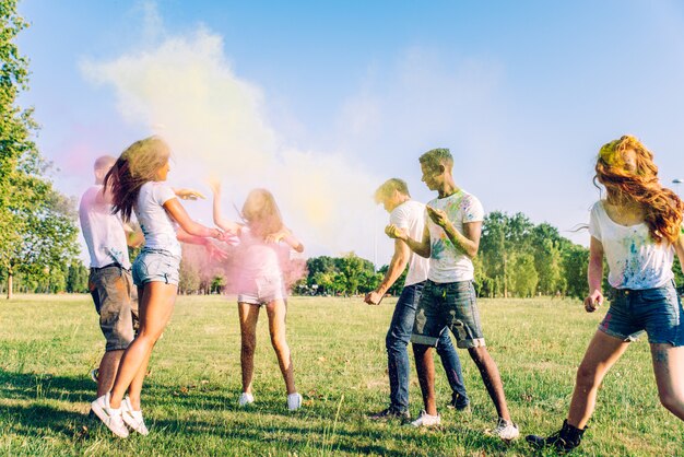 Amigos jugando con holi en polvo