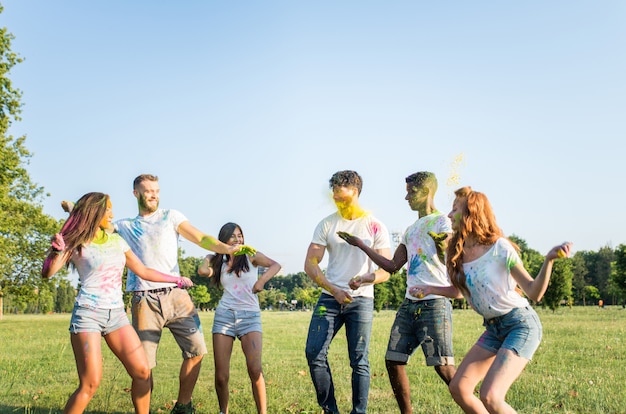 Amigos jugando con holi en polvo