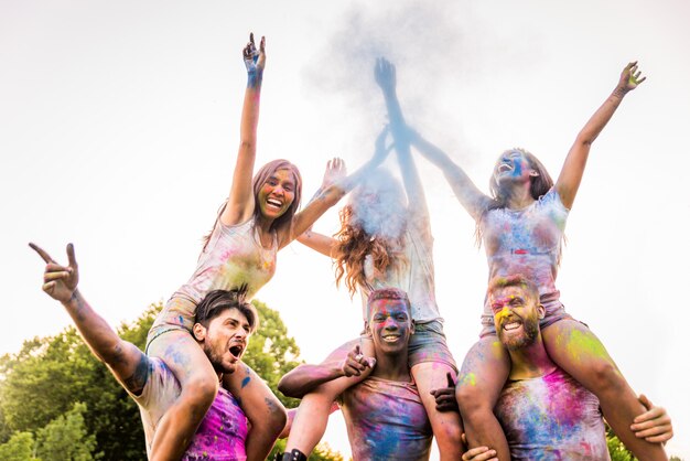 Amigos jugando con holi en polvo