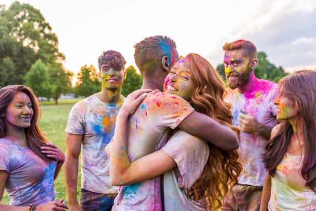 Amigos jugando con holi en polvo