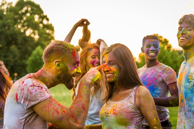 Amigos jugando con holi en polvo