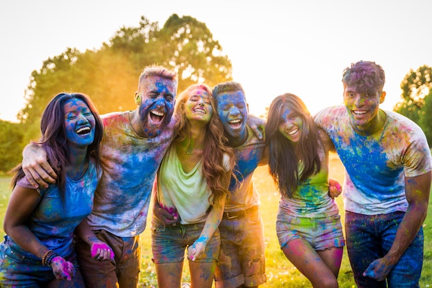 Foto amigos jugando con holi en polvo