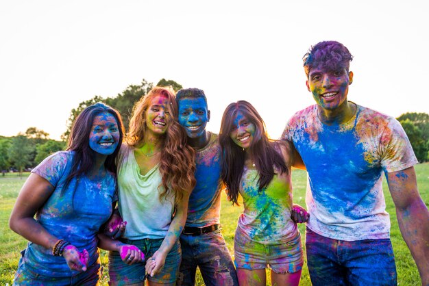 Foto amigos jugando con holi en polvo