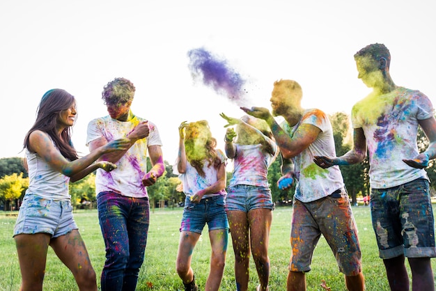 Amigos jugando con holi en polvo