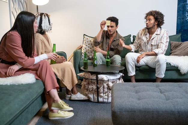 Amigos jugando el juego durante la reunión en casa