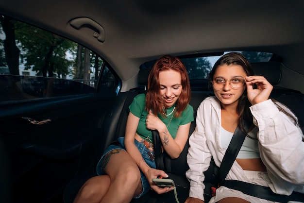 Amigos juntos en el asiento trasero de un taxi