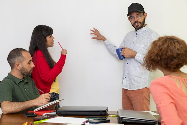 Foto amigos latino-americanos trabalhando juntos em uma atmosfera criativa e positiva