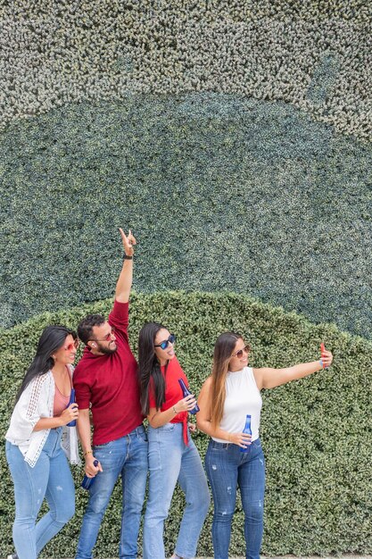 Foto amigos latinos haciéndose un selfie al aire libre