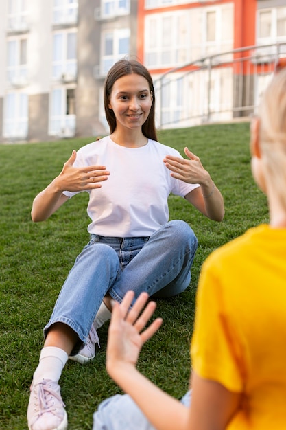 Foto amigos lenguaje de señas al aire libre