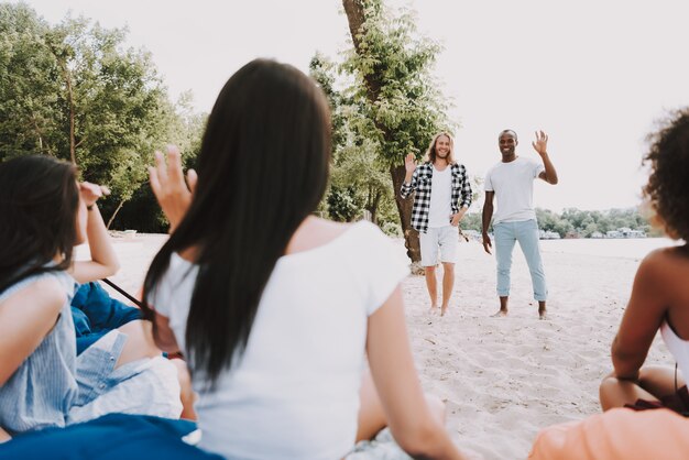 Amigos llegan a la playa Fin de semana de verano juntos