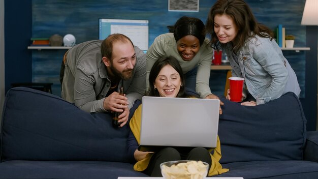 Foto amigos masculinos e femininos olhando para o laptop