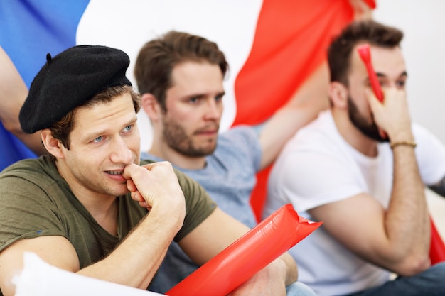 amigos masculinos felizes torcendo e assistindo esportes na tv