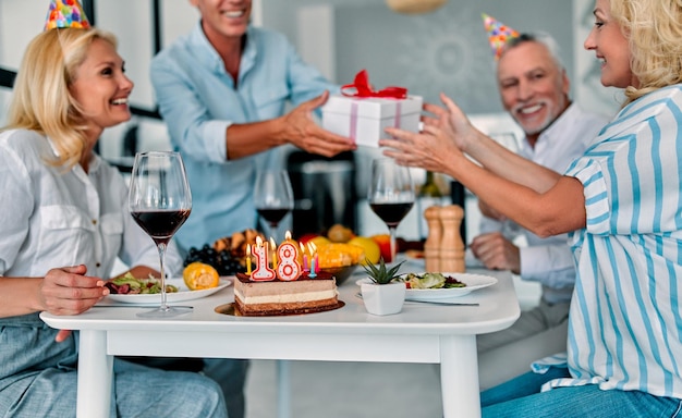 Amigos mayores celebrando cumpleaños