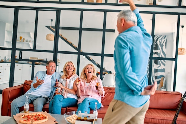 Amigos mayores divirtiéndose en casa