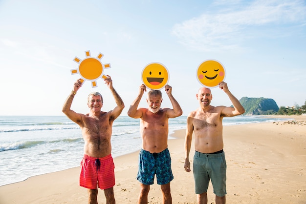 Amigos mayores divirtiéndose en la playa