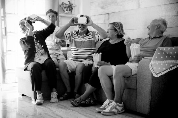 Amigos mayores festejando con el nieto en casa.