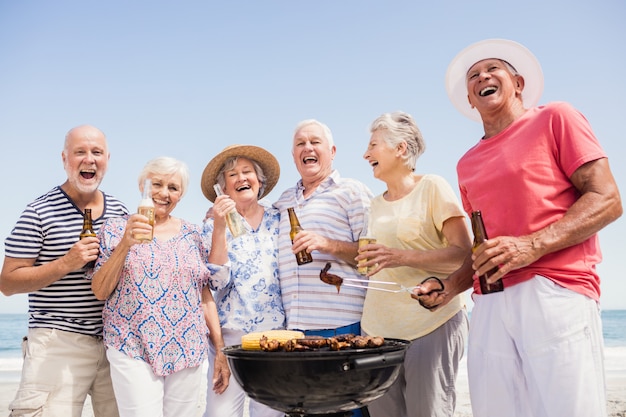 Amigos mayores que tienen una barbacoa