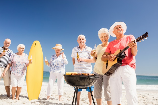 Amigos mayores que tienen una barbacoa